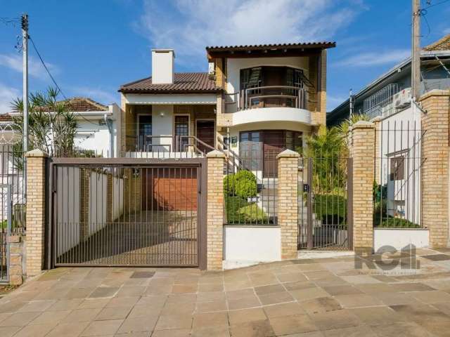 Essa casa realmente é uma excelente oportunidade para quem busca espaço e conforto! &lt;BR&gt;Com quatro dormitórios, incluindo duas suítes e uma suíte térrea, &lt;BR&gt;é perfeita para famílias que n