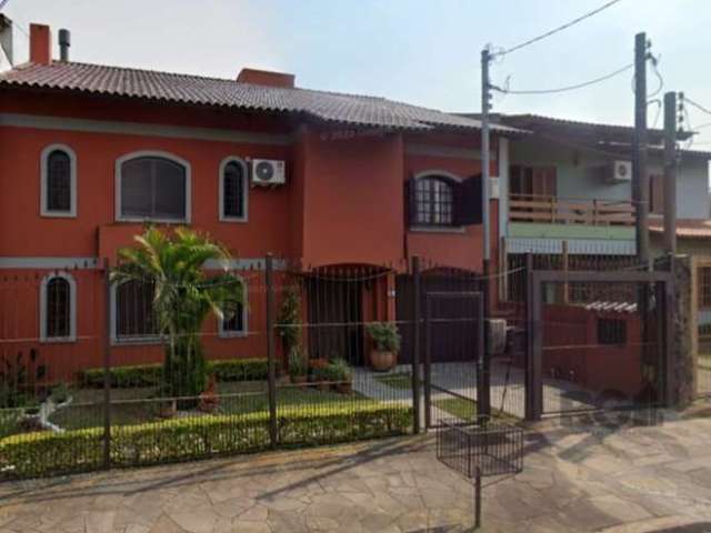 Casa de 04 dormitórios sendo 02 suíte com 03 pavimentos e 03 vagas de garagem.&lt;BR&gt;&lt;BR&gt;Living amplo, lavabo, cozinha, lavanderia, amplo pátio com churrasqueira. &lt;BR&gt;&lt;BR&gt;04 dormi