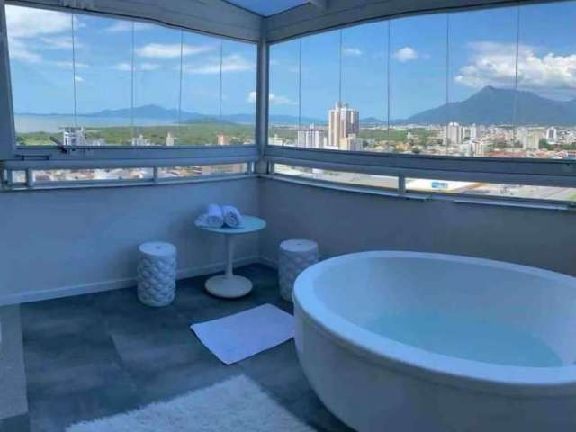 Vendo esse belíssimo Apartamento em Condomínio de Alto Padrão, localizado no Bairro Pagani, ao lado do Shopping Via Catarina, A vista para o oceano e para as montanhas são de tirar o folego, Proporcio