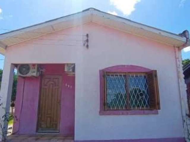 Ótima casa arborizada com frutíferas em localidade tranquila. Terreno elevado do nível da rua.&lt;BR&gt;Cozinha: armário fixo, bancada de pedra mármore e armário da pia.&lt;BR&gt;2 Salas de estar. &lt