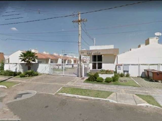 Casa  no condomínio São João, 02 quartos ,01 banheiro ,sala ,cozinha com 2 vagas de garagem, área da churrasqueira toda fechada com vidros, pátio privativo com mais  de 50 m².Ficam  os móveis planejad