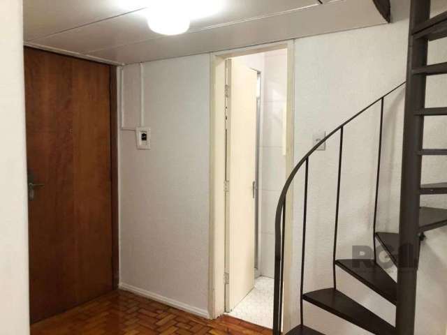 Apartamento 3 dormitórios com área externa coberta térrea. Portaria 24hs. Próximo da Catedral meia quadra da Borges de Medeiros.  &lt;BR&gt;O Centro Histórico é o coração de Porto Alegre. A região a p