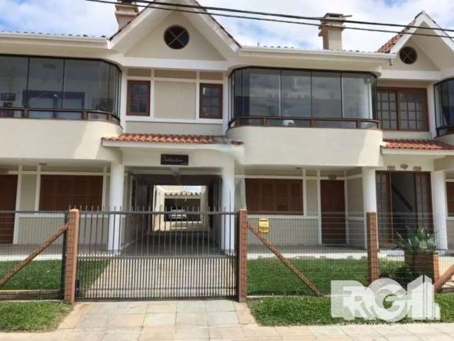 VENDE-SE DE PORTEIRA FECHADA! Espaçoso apartamento na cidade de Xangri-lá, apenas 50 metros da beira mar. Dispõe de 3 dormitórios (sendo uma suíte), banheiro social, ampla sala de estar e jantar conju