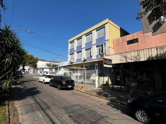 Vende excelente apto de 02 dorm, com 59 m2 de área privativa, sala, cozinha, área de serviço separada e banheiro com box de alumínio. Todo reformado na elétrica e hidráulica.&lt;BR&gt;100 m da Assis B