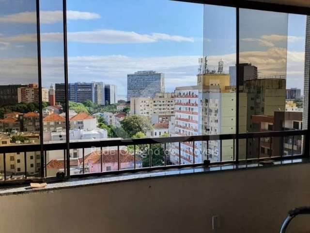 Predial Imóveis vende excelente apartamento totalmente reformado com 03 amplos dormitórios, 02 banheiros, espaçosa cozinha, Living  para 02 ambientes, sala de estar com a sacada integrada e sala de ja