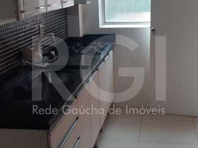 Vende  apartamento de  01 dormitório, transformado em dois, ficam moveis dos dormitórios planejados, cozinha  com armários planejados,  área de serviço separada,   01 banheiro. Totalmente reformado. E