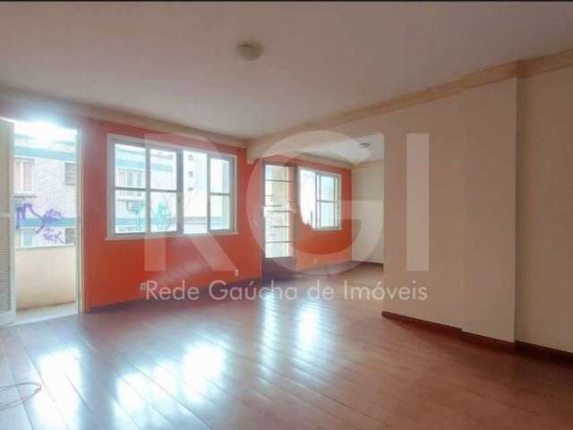 Vende apartamento de 3 quartos, 1 suíte no Centro Histórico de Porto Alegre - RS Apartamento de 3 dormitórios transformado em 2 sendo uma suíte, fácil reversão, de frente com sacada.  Living amplo, co