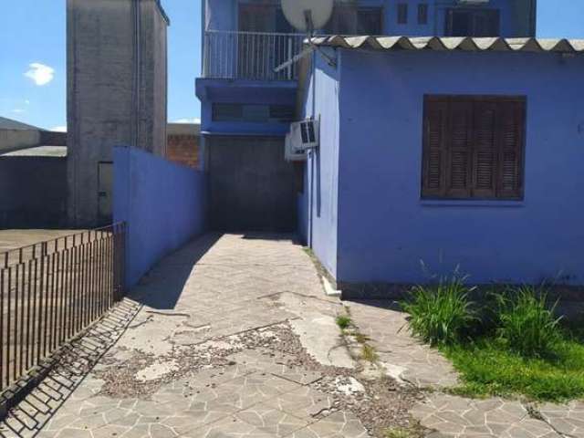 Casa em condomínio fechado, tipo sobrado, com 05 dormitórios, 02 suítes, living amplo, lavabo, cozinha,  espaço gourmet com churrasqueira e terraço. Espera para aquecimento central. Garagem coberta pa