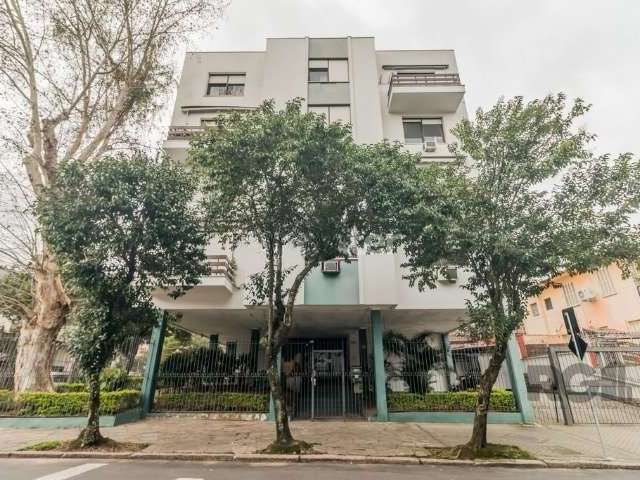 Frente andar alto. Maravilhoso apartamento, próximo a todos os recursos do bairro, 3 dormitórios (1 suite), um dos dormitórios com sacada, banheiro social, living 2 ambientes, cozinha, área de serviço