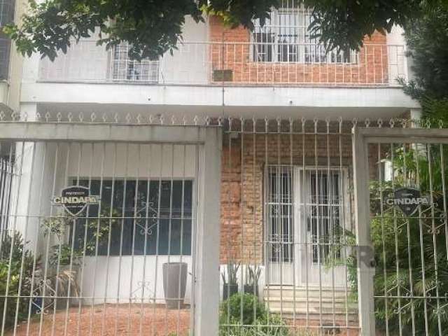 Maravilhosa casa, com 2 pavimentos,  290 m2 privativos, próximo ao Hospital de Clinicas e Zaffari da Cabral. 3 Dormitórios, (2 dormitórios com sacada ), banheiro social, living, estar intimo, lavabo, 