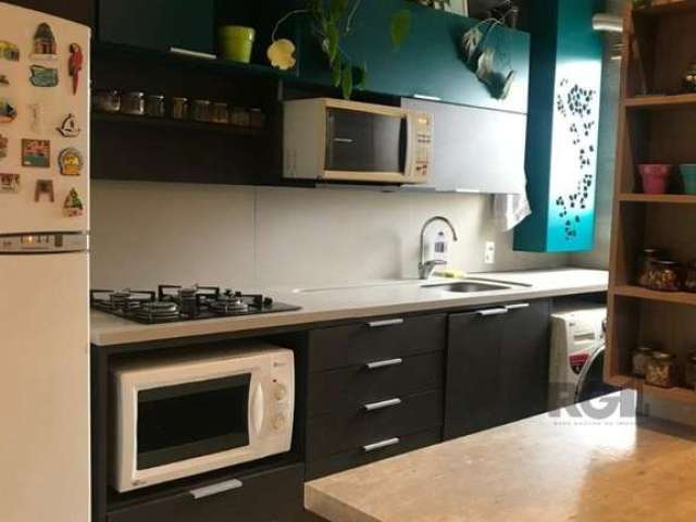 Ótimo apartamento à venda na Zona Norte em Porto Alegre. Com 2 dormitórios, 1 banheiro, sala de estar e jantar, cozinha, área de serviço e 1 vaga de garagem. Possui área privativa de 43.89m² e área to