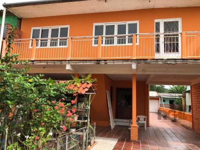 Linda Casa estilo sobrado com edícula !&lt;BR&gt;Fachada moderna e elegante com aberturas amplas!&lt;BR&gt;Terreno todo murado e gradeado, com portão eletrônico.&lt;BR&gt;Nos fundos edícula e uma área