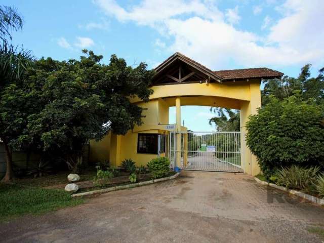 Casa em Condomínio Fechado, lindo Sobrado com 03 dormitórios, sendo 02 suítes, 03 salas, uma de jantar, uma de estar e uma fechada pra home cinema. Garagem fechada, área com churrasqueira mais lavande