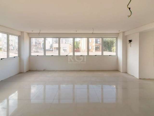 Sala comercial na Eudoro Berlink, bairro Auxiliadora, com 51,85m² de área interna, de fundos, silenciosa, janelas amplas para melhor luminosidade e ventilação. Box escriturado e coberto. Prédio comerc