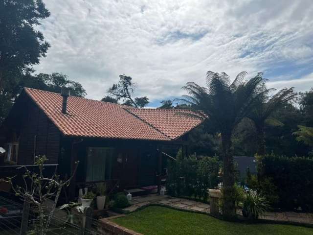 Linda casa no condomínio  Residencial Villagio,  de Gramado,  em madeira nobre,   4 dormitorios, 2 closets, 3 vagas, área de festas com churrasqueira, piscina com churrasqueira, casa adicional com 2 d