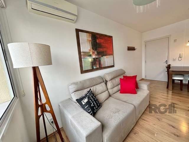 Apartamento para comprar com 3 dormitórios - sendo um suíte, mobiliado, andar alto com linda vista . localizado no bairro Partenon. Possui 1 vaga de garagem coberta. Prédio com portaria 24h, salão de 