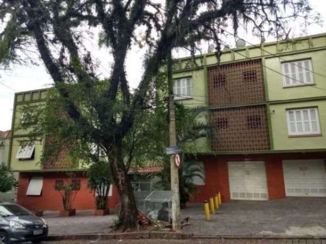 Apartamento com 3 dormitorios, sala, cozinha, banheiro, area de servico. reformado. area  externa grande (comporta carro de pequeno porte). imovel com dimensoes amplas. de frente, terreo. ao lado da s