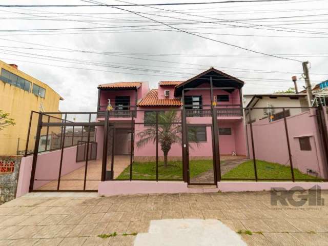 Ótima opção para a sua família!! Casa localizada no bairro São José, com 350 m ². Imóvel dispõe de 05 amplos dormitórios, sendo 1 suite com closet, 3 sacadas com vista,  living, cozinha americana com 