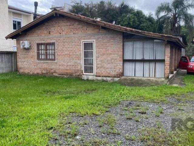 Terreno com 1.476m², plano, pronto para construtora e investidor, no bairro Hípica, zona sul de Porto Alegre, próximo ao Zaffari Hípica e atacado Desco. Na área existem 2 construções, uma de alvenaria