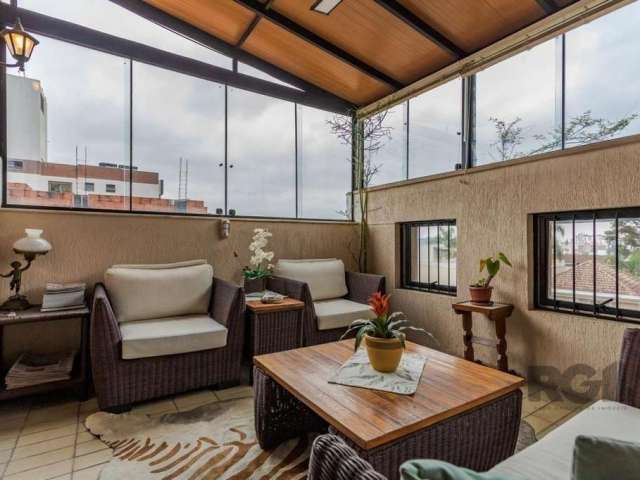 Cobertura Triplex à Venda em Petrópolis - 3 Quartos com Suíte e 2 Vagas&lt;BR&gt;&lt;BR&gt;Sofisticado apartamento cobertura no bairro  Petrópolis. Com uma área de 206m², este imóvel combina elegância