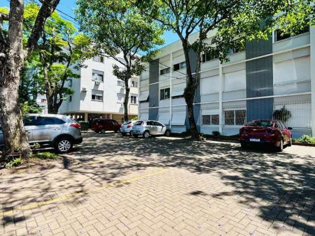 Apartamento garden de 100m², 3 dormitórios, living amplo para 2 ambientes, cozinha com copa, área de serviço separada, 1 banheiro social e 1 banheiro de serviço, 1 vaga de garagem. Imóvel com pátio em