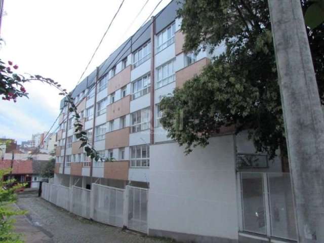 Apartamento Duplex, semi-mobiliado, com janelões permitindo máxima iluminação natural. Primeiro piso é composto por sala, cozinha americana, churrasqueira e lavabo, no andar superior tem uma suíte com