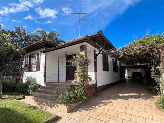 Linda casa no bairro Marechal Rondon com ótima posição solar! Essa casa possui 3 dormitórios amplos, distribuídos em um terreno 11x24,50. Imóvel com a melhor posição solar, frente oeste, sol da tarde.