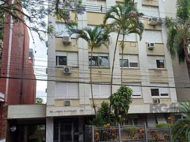 Excelente apartamento de 46,15 m2 privativos, com 1 dormitório, living, cozinha, área de serviço, banho social, 1 vaga de garagem escriturada. Condomínio com elevador, salão de festas com churrasqueir