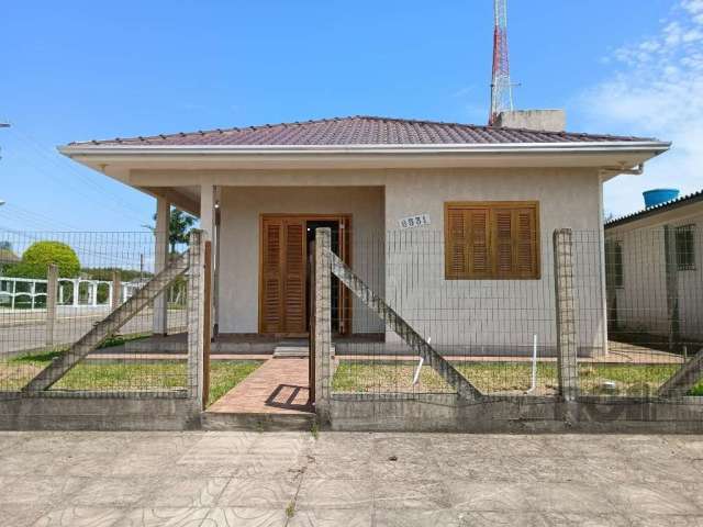 Casa nova apenas 2 anos de uso , casa com dois dorm sendo uma suite , lage , patio todo cercado vaga de garagem , Fica mobiliada  casa proximo ao comercio local . e a 500 metros do mar