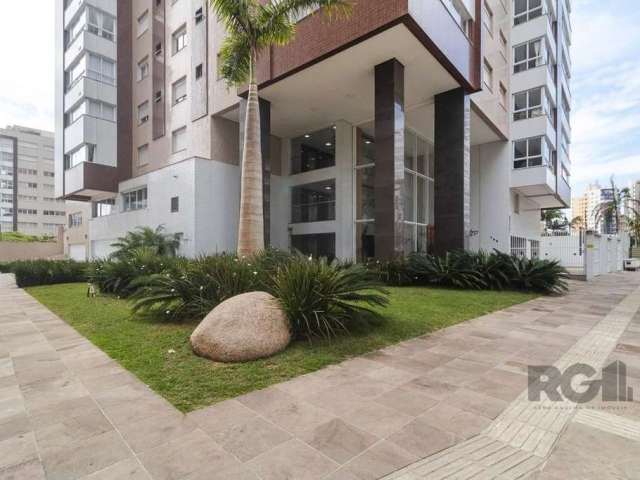 Apartamento sofisticado, mobiliado e decorado com ótima localização na Av. Benjamin Constant em TORRES, a poucos metros da praia e das Quatro Praças, uma das regiões mais nobres da cidade.&lt;BR&gt;O 