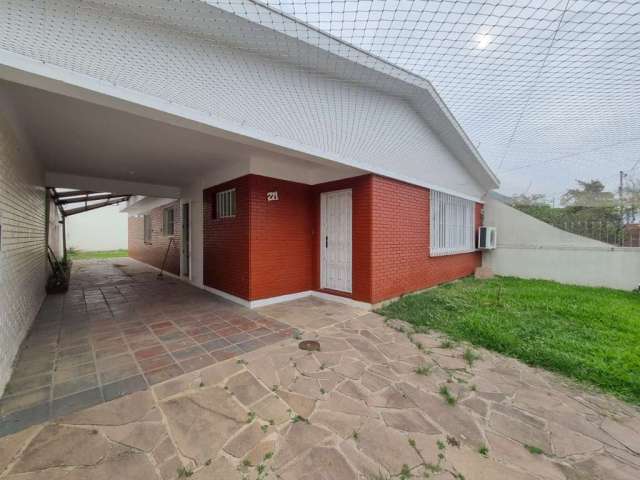 Casa térrea no bairro Guarujá.&lt;BR&gt;110m² privativos em um terreno de 330m².&lt;BR&gt;Possui living amplo com lareira e lavabo integrado com a cozinha, possui ilha em mármore na cozinha.&lt;BR&gt;