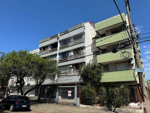 Apartamento de 1 dormitório, banheiro social, cozinha Americana, área de serviço, sala dois ambientes com sanca de gesso, água quente, semi mobiliado. Garagem Coberta e Escriturada. &lt;BR&gt;&lt;BR&g