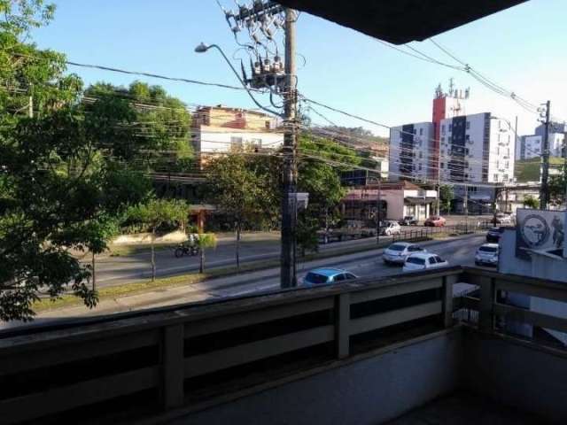 Casa comercial com duas construções:  Casa da frente comercial com 01 loja locada, sacada, terraço, churrasqueira e uma vaga, 05 apartamentos funcionais. Pavilhão climatizado nos fundos, banheiro. Pát