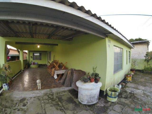 Casa 4 Dormitórios em Itapuã. Ótima Casa com 4 Suítes, Sala de Estar, Ampla Cozinha, Área de Lazer com Churrasqueira, Pátio na Frente, Poço e Garagem pra 3 Carros. Casa Bem Localizada dentro da Vila d