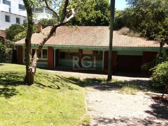 Residência de 02 dormitórios, dois pisos,   amplo living, cozinha, área de serviço, amplo patio, na parte da frente e nos fundos. Edícula com churrasqueira e banheiro.&lt;BR&gt;Necessitando de reforma