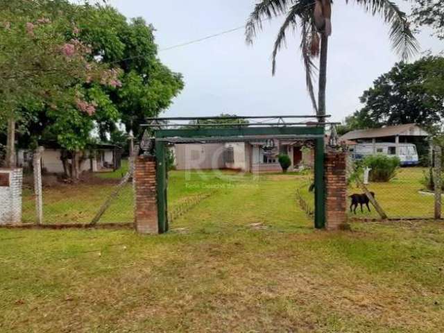 Casa tipo sítio em Itapuã, 2 suíte, 1 ampla sala com lareira, cozinha, 2 banheiros, área de serviço, uma varanda na frente da casa, nos fundos uma edicula com banheiro, 1 salão de festa com churrasque