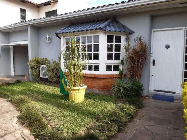 Casa térrea com 3 dormitórios sendo 01 suíte com closet, sala dois ambientes, lareira e lavabo, cozinha ampla, gás central e lavanderia. Garagem fechada dois carros. Área de churrasqueira com banheiro