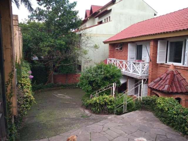 ampla casa de tijolos a vista no bairro teresópolis com a seguinte composição: no térreo: biblioteca, lavanderia, adega , banheiro, quarto de empregada e oficina. Primeiro andar: sala de estar e janta