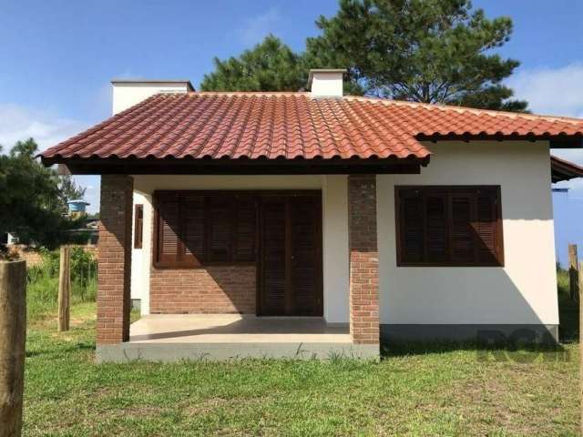 Casa com 95m² privativos em um terreno de 330 m² de área total, &lt;BR&gt;com 3 dormitórios, sendo 1 suíte, banheiro social, living com lareira&lt;BR&gt;integrado a cozinha e estar/jantar, área de ser