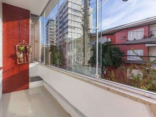 Ótimo apartamento no Menino Deus, de frente, com 75m² privativos, de 2 dormitórios, sacada e 2 banheiros. Possui living amplo para 2 ambientes, sacada fechada, 2 dormitórios, banheiro social com box d