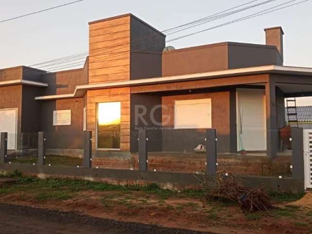 Casa recentemente reformada , alto padrão  semi-mobiliada , possue 3 dormitórios com 1 suite , cozinha  com conceito aberto, gesso rebaixado , sala de jantar  e sala de estar  conjugadas , banheiro so