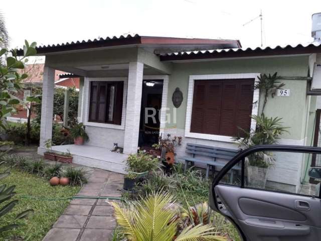 Casa 3 dormitórios, a primeira casa com sala ampla, banheiro,  cozinha, área de serviço. terreno 12x30, cercado com tela, portão eletrônico. Garagem para 2 carros. Aparamento nos fundos 1 dormitório, 