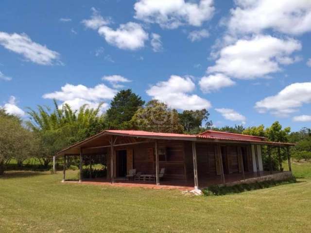 Lindo sítio de 12,5 hectares  a 4 km da RS 040 entrada na parada 76  estrada da pimenta.  , aguas claras Viamão RS  ,  duas casas , uma 4 quartos  e outra 2 quartos mais um galpão   , salao festas com