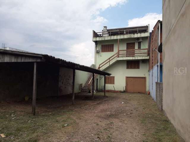 Casa 3 dormitórios em amplo terreno em Cachoeirinha&lt;BR&gt;Espaçosa casa dividida em 3 pavimentos com um total de 350m2. Térreo com garagem ampla, banheiro, pé direito de 5 metros e mezanino com 3 a