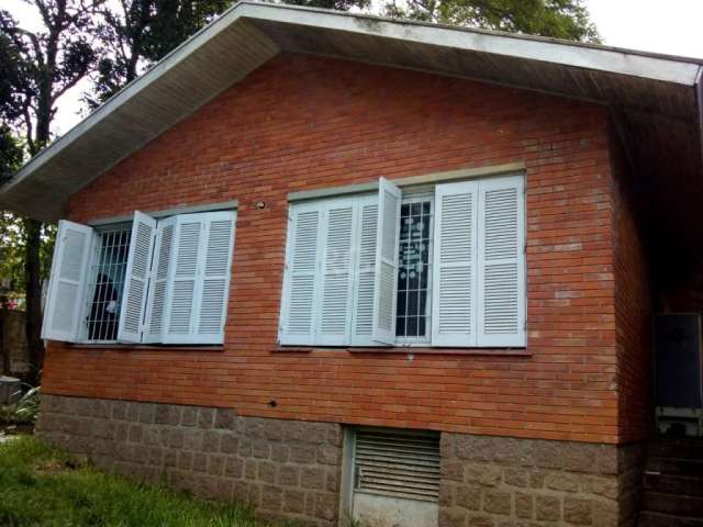 Casa localizada no bairro Chacara das Pedras com 210m ². Imóvel dispõe de04 dormitórios, sala de estar/jantar, cozinha, banheiro, área de serviço e pisos em cerâmica e parquet . Imóvel com pátio e pos