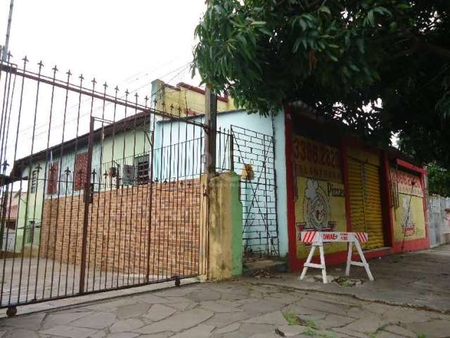 Loja comercial na frente e casa nos fundos localizada no bairro Jardim Itu Sabara com área de 150m². Imóvel com área de lazer, cozinha, 02 dormitórios, sala de estar/jantar, banheiro social e pisos em