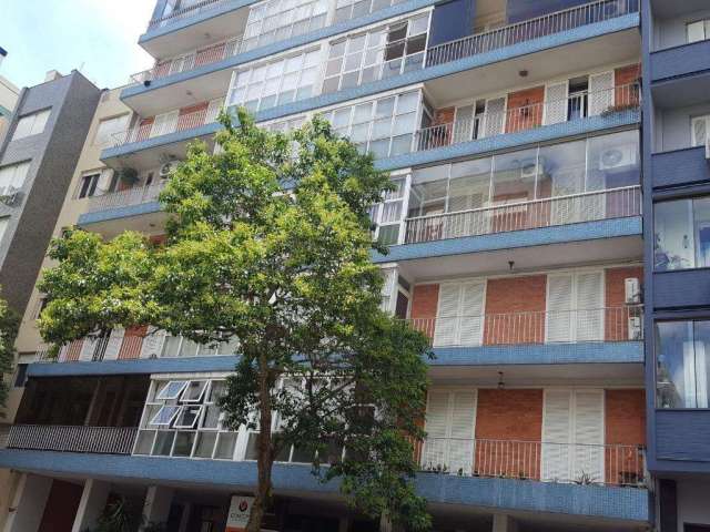 Vende apartamento 2 dormitórios com ótima localização, living dois ambientes com espelho na parede, cozinha, área de serviço e dependência completa, piso laminado, arejado e iluminado.&lt;BR&gt;&lt;BR