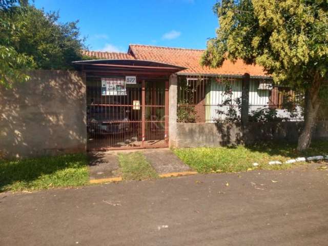 Casa 2 dormitórios, sala, cozinha americana, churrasqueira, área de serviço, despensa,2 vagas de garagem, pátio.