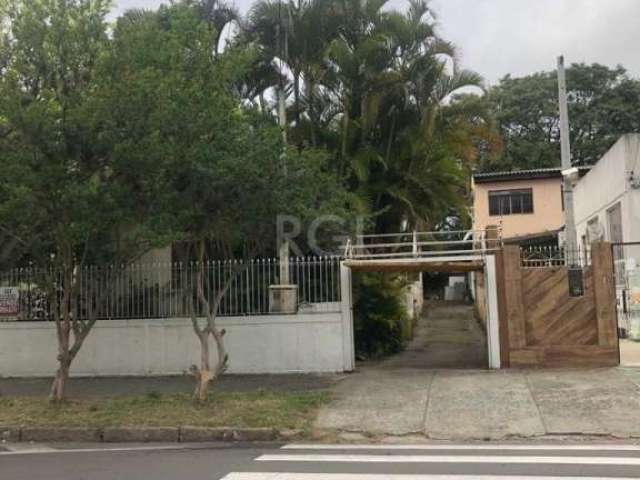 Casa/terreno medindo 200m² de privativo, 550m² totais  no bairro Partenon, 9 vagas.  Composta por 3 dormitórios, sendo 1 suíte, living para 2 ambientes com lareira, cozinha e banheiro.&lt;BR&gt;Terren