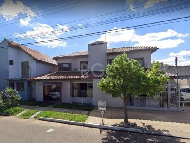 Casa com dois pisos e dois dormitórios com a parte térrea composta de cozinha ampla,  lavanderia, living para dois ambientes com lareira e lavabo, churrasqueira e vaga de garagem coberta. Vizinha do c